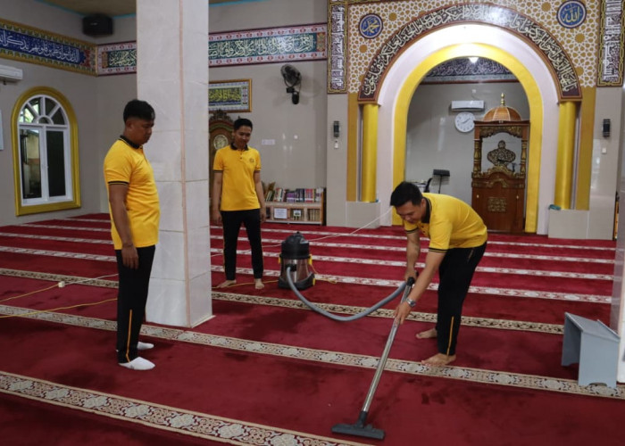  Polres Bengkulu Selatan Bersihkan Masjid, Wujudkan Lingkungan Ibadah ASRI