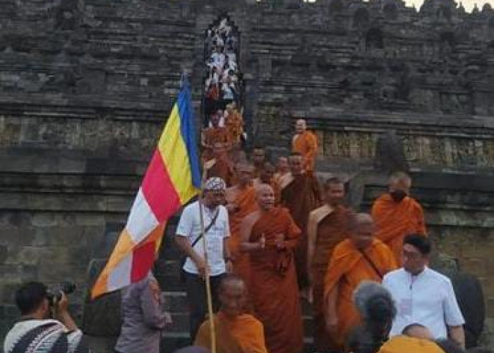 Puluhan Biksu Thudong Akhirnya Tiba di Candi Borobudur