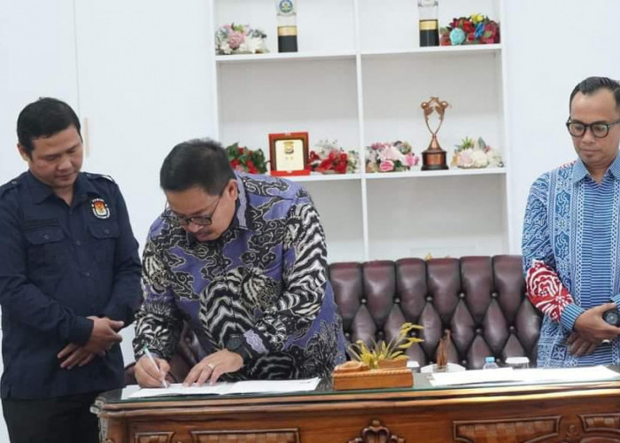 Pj Walikota Bengkulu Arif Gunadi Tandatangani Berita Acara Dana Hibah Pilkada 2024