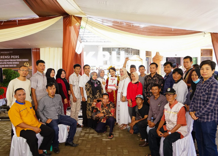 Kompak, Ratusan Masyarakat Antar Destita Daftar DPD RI ke KPU Provinsi Bengkulu