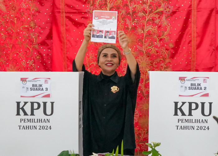 Cawagub Bengkulu Meriani Nyoblos di TPS 02,  Tetap Optimis Raih Kemenangan 