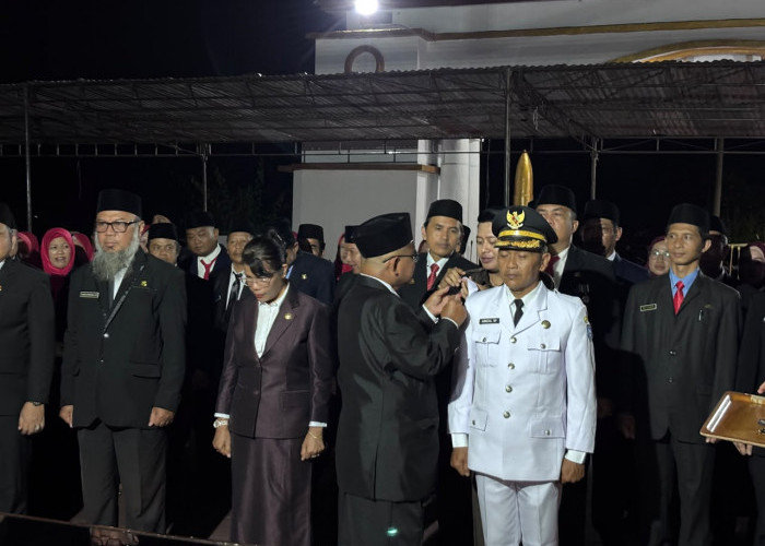 69 Pejabat Bengkulu Utara Dilantik Malam Hari di Taman Makam Pahlawan