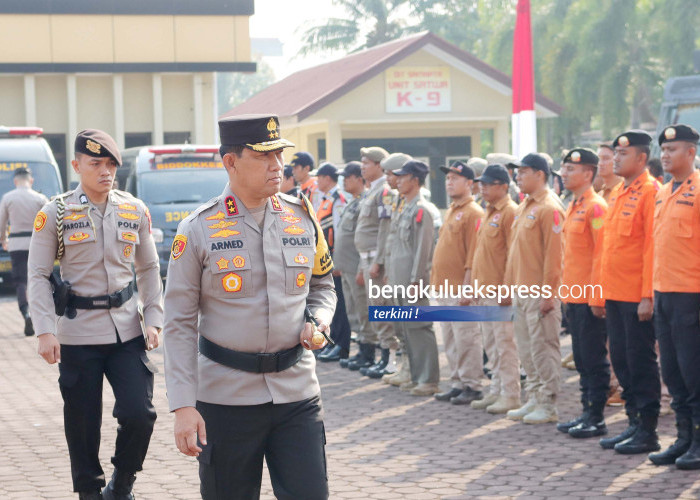 Kapolda Bengkulu Irjen Pol Armed Wijaya memeriksa pasukan apel gelar pasukan Operasi Mantap Brata Nala Pengamanan Pemilu 2024 di Lapangan Rekonfu Mapolda Bengkulu, Selasa (17/10). Sebanyak 1.528 personel Polda Bengkulu dikerahkan dalam operasi Mantap Brata Nala Pengamanan Pemilu. Foto Rio Susanto/Bengkulu Ekspress