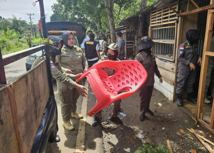 Bangunan Liar yang Berjejer Nempel di Pagar Indomarco Dibongkar Satpol PP