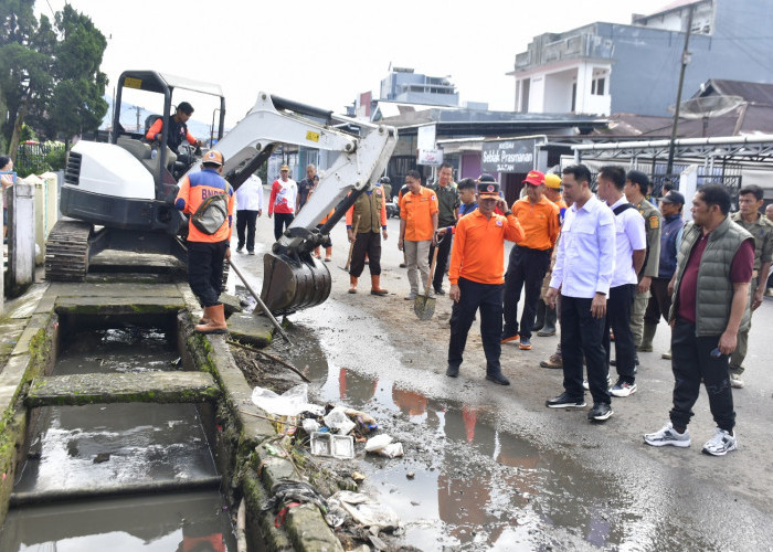 Bupati Rejang Lebong Pantau Pengurasan Siring Rawan Banjir di Jalan Baru Curup