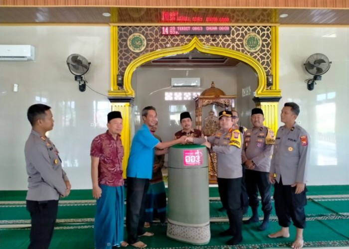 Polresta Bengkulu Berikan Bantuan Karpet untuk Masjid