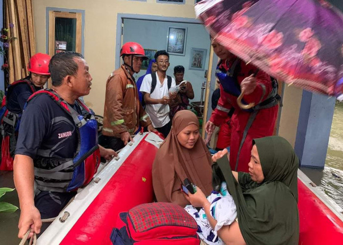 Tim Damkar Kota Bengkulu Ikut Evakuasi Warga Terdampak Banjir