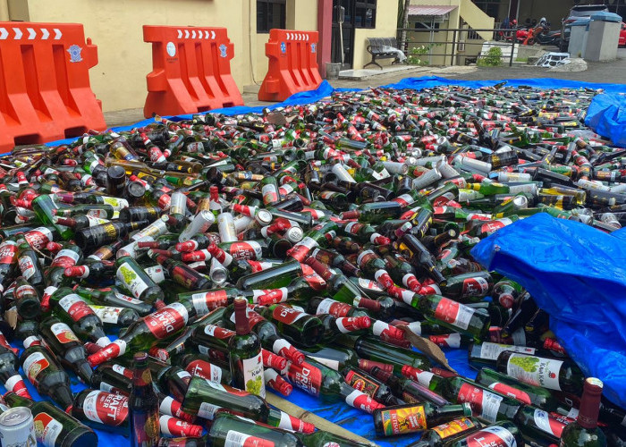 Hasil Ops Pekat Nala, 3.251 Botol Miras Dimusnahkan Dengan Alat Berat