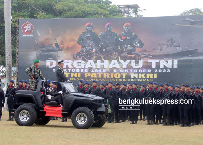 Danrem 041 Gamas Bengkulu Brigjen TNI Rachmad Zulkarnaen melakukan pemeriksaan pasukan pada upacara peringatan HUT ke-78 TNI di Lapangan Balai Raya Semarak Bengkulu, Kamis (5/10/2023). Foto Rio Susanto/Bengkulu Ekspress