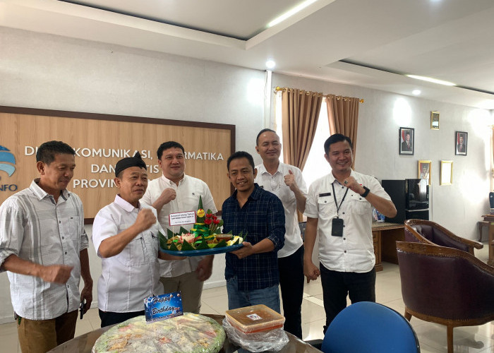 Berulang Tahun ke-54, BEMG Berikan Kejutan Untuk Plt Kadis Kominfotik Provinsi Bengkulu 