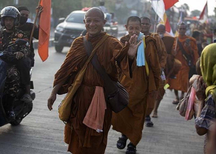 Momen Biksu Thailand Melintas di Pantura Jateng, Disambutan Antusias Meriah Warga 