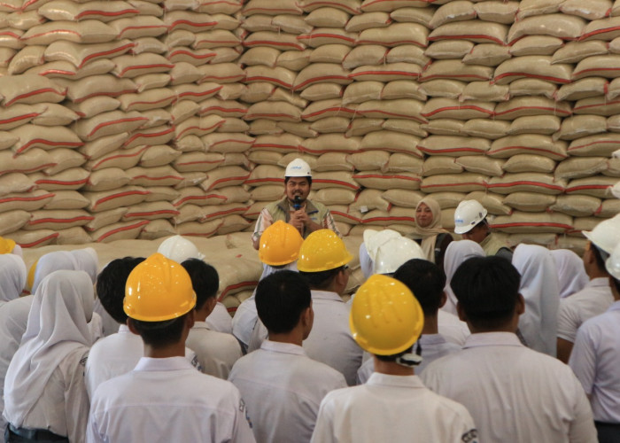 Siswa SMAN 7 Kota Bengkulu Intip Dapur Bulog, Belajar Langsung Jaga Ketahanan Pangan