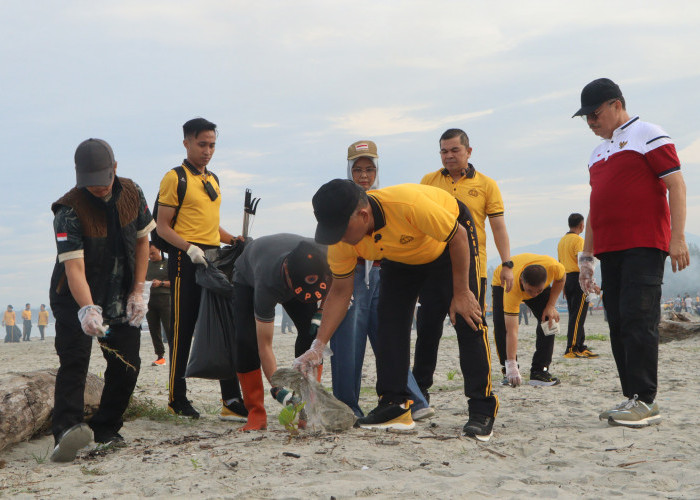 Aksi Massal Bersih Pantai Usai Lebaran, Kapolda Bengkulu Kerahkan Ribuan Personel di 38 Titik