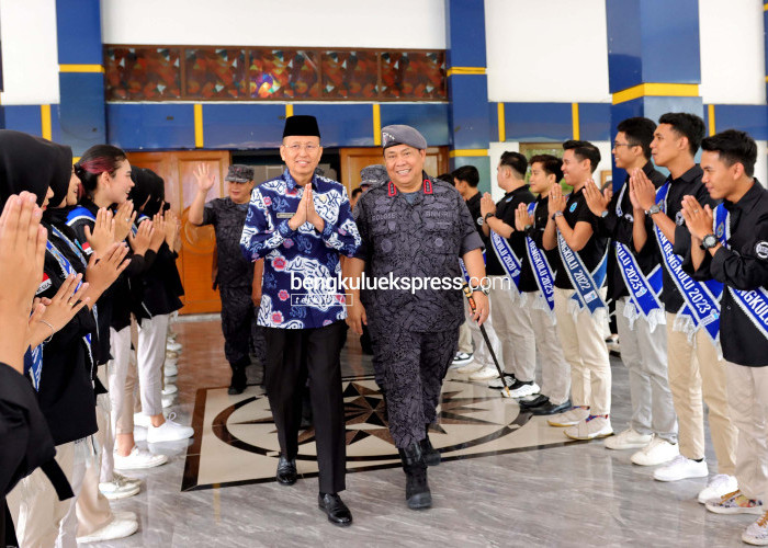Kepala BNN RI Komjen Pol Prof Dr Petrus Reinhard Golose bersama Sekda Provinsi Bengkulu Isnan Fajri berjalan berdampingan saat menghadiri kegiatan kuliah umum 
