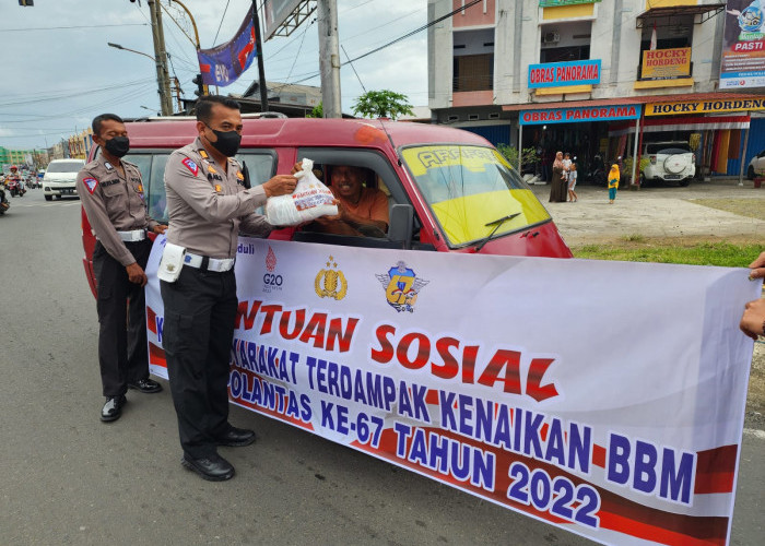 Polisi di Bengkulu Bagikan Sembako ke Sopir Angkot Pasca Naiknya Harga BBM 