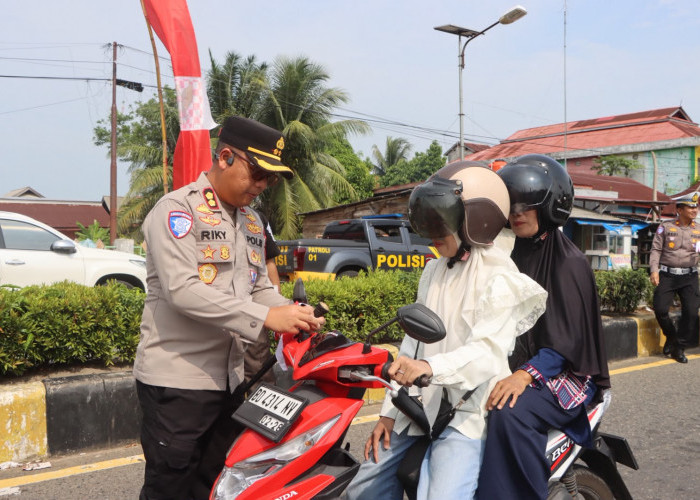 Polres Mukomuko Bagikan 1.000 Bendera Merah Putih, Ajak Warga Semarakkan HUT ke-81 RI