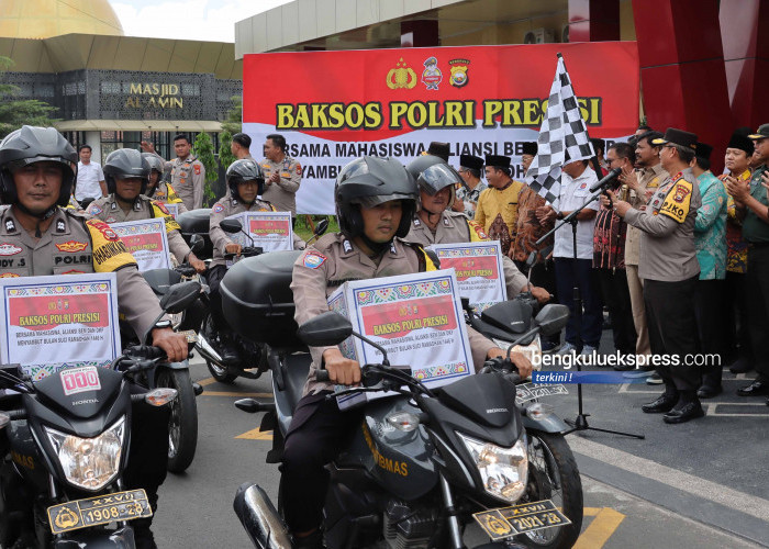 Kapolda Bengkulu, Irjen Pol Anwar melepas rombongan Bhabinkamtibmas Polresta Bengkulu yang bertugas menyalurkan 1400 paket sembako bakti sosial Polri Presisi Polda Bengkulu bersama mahasiswa, aliansi BEM dan OKP menyambut bulan suci ramadan 1446 H, Kamis 27 Februari 2025. Foto Rio Susanto Bengkulu Ekspress