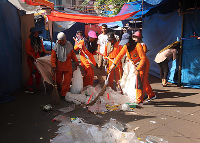 DLH Bengkulu Hadapi Tantangan Pembersihan Sampah di Pantai Panjang Akibat Ramainya Pengunjung Festival Tabut