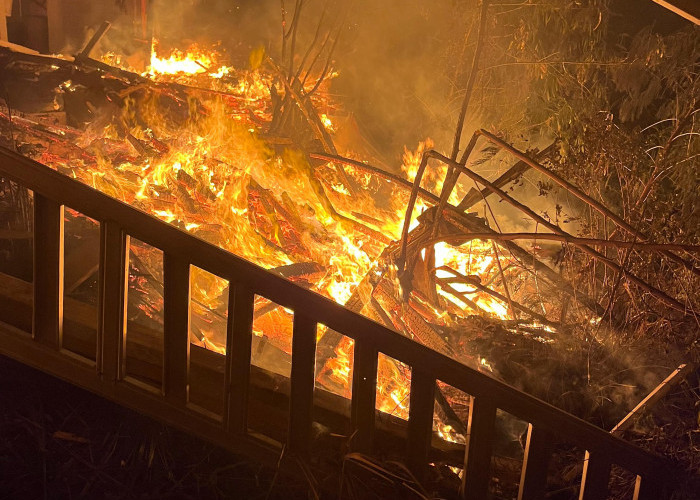 Puing Bangunan Eks Resto Bukit Kapal Terbakar, Diduga Akibat Sisa Pembakaran Kayu