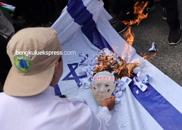 Massa aksi Bela Palestina Badai Al-Aqsa membakar gambar perdana menteri Israel Benyamin Netanyahu dan bendera Israel saat melakukan aksi di Simpang Lima Kota Bengkulu, Minggu (15/10). Foto Rio Susanto Bengkulu Ekspress