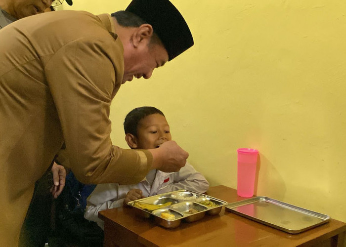 Plt Gubernur Bengkulu Tinjau Program Makan Bergizi Gratis di SLB N 1 Kota Bengkulu