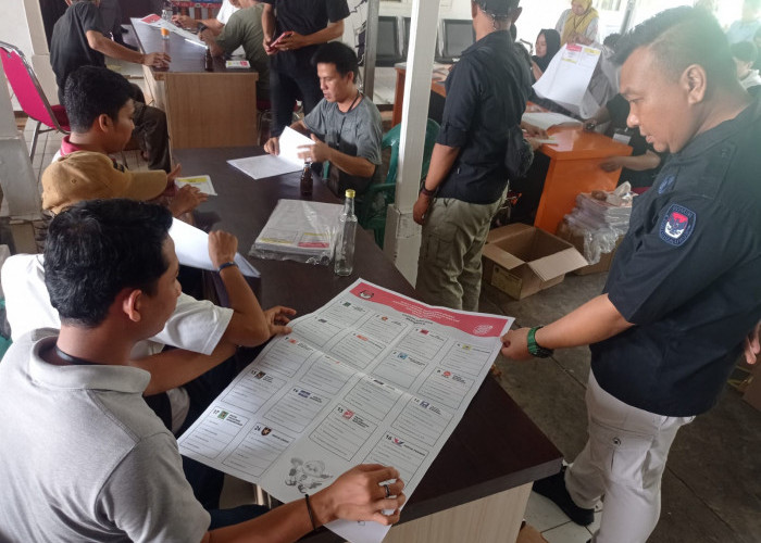 KPU Kota Bengkulu Sortir dan Lipat Surat Suara, Pekerja Diawasi Ketat