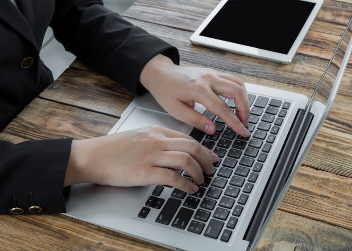 Jangan Disepelekan, 10 Kebiasaan Sehari-hari Ini Bisa Bikin Laptop Cepat Rusak