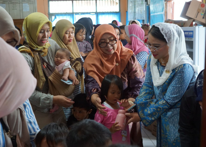 Balita Hingga Ibu Hamil di Kelurahan Surabaya Terima PMT dari Senator Destita