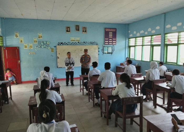 Kapolsek Enggano Tinjau Pelaksanaan Ujian Nasional di SMPN 017 dan Beri Motivasi Siswa