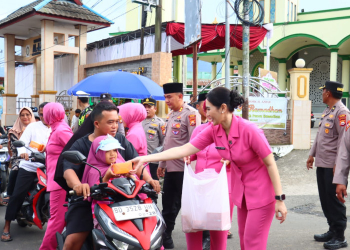 Kapolres Lebong Bagi-bagi Takjil ke Masyarakat 