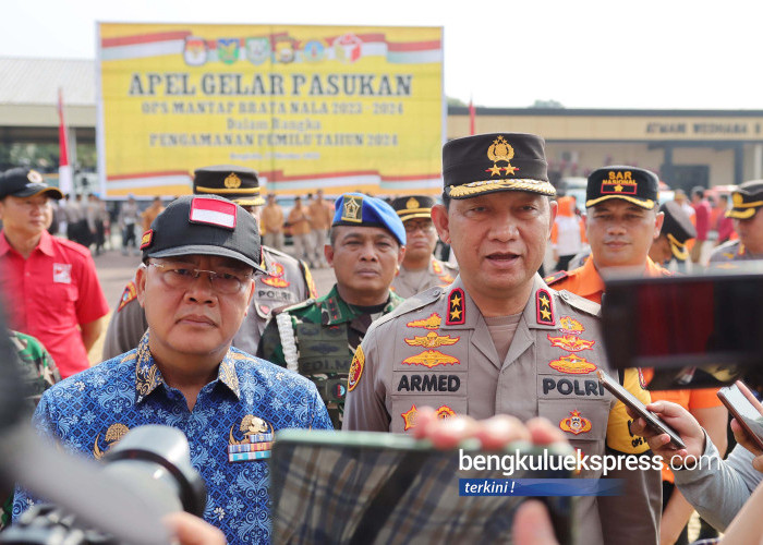 Kapolda Bengkulu Irjen Pol Armed Wijaya bersama Gubernur Bengkulu Rohidin Mersyah memberikan keterangan pers kepada wartawan usai kegiatan apel gelar pasukan Operasi Mantap Brata Nala Pengamanan Pemilu 2024 di Lapangan Rekonfu Mapolda Bengkulu, Selasa (17/10).  Foto Rio Susanto/Bengkulu Ekspress