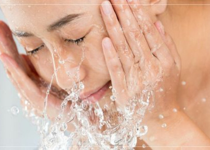 5 Manfaat Mencuci Muka Menggunakan Air Hangat untuk Kesehatan Kulit Wajah 