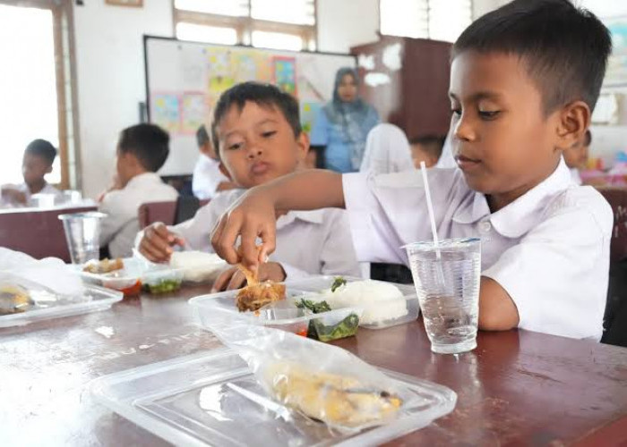 Program Makan Bergizi Gratis Mukomuko Dimulai, 1.323 Siswa Terima Manfaat