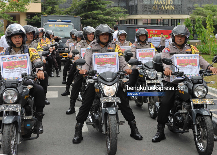 Kapolda Bengkulu, Irjen Pol Anwar melepas rombongan Bhabinkamtibmas Polresta Bengkulu yang bertugas menyalurkan 1400 paket sembako bakti sosial Polri Presisi Polda Bengkulu bersama mahasiswa, aliansi BEM dan OKP menyambut bulan suci ramadan 1446 H, Kamis 27 Februari 2025. Foto Rio Susanto Bengkulu Ekspress