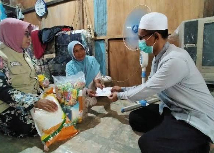 Akhir Tahun Baznas Salurkan Bantuan Beras dan Sembako ke Ratusan Mustahik