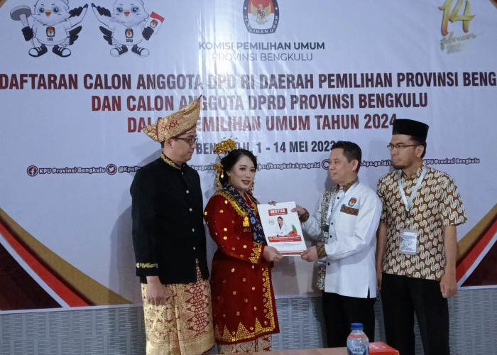 Komitmen Sejak Awal, Destita Khairilisani Jadi Orang Pertama Daftar DPD RI di KPU Provinsi Bengkulu 