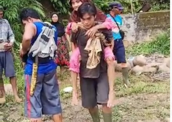 2 Lansia Warga Sinar Pagi Kabupaten Seluma Terpaksa Digendong ke Puskesmas Gara-gara Jalan Rusak