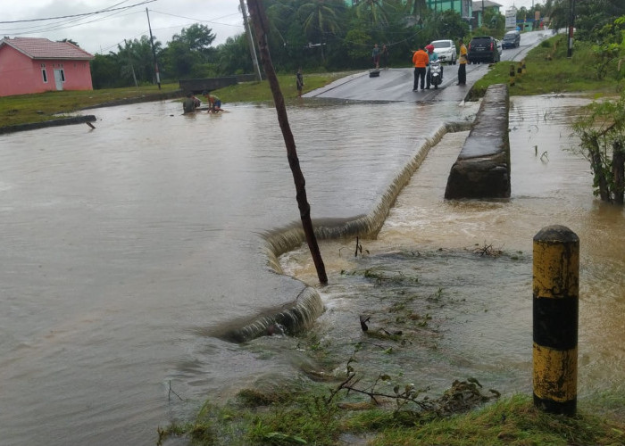 Jalan Dharmawanita Kelurahan Bentiring Terancam Ambles, Truk Dilarang Lewat