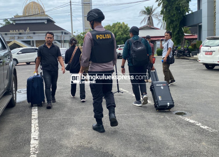 Usai Digeledah, Penyidik KPK Bawa Tas dan Koper dari Kantor Gubernur Bengkulu 