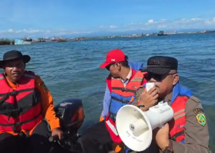 Patroli Satpol-PP di Pantai Lentera Merah, Wisatawan Diingatkan Utamakan Keselamatan