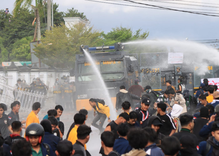 Demo di Bengkulu Ricuh, Pagar Kantor DPRD Roboh