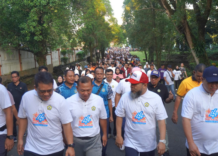Sambil Nostalgia, Gubernur Bengkulu Turut Meriahkan Jalan Sehat Dies Natalis UNIB Ke-44