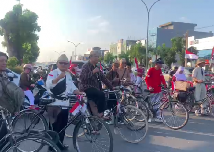 Komunitas Sepeda Ontel Gelar Upacara HUT RI ke-80 di Rumah Pengasingan Bung Karno Bengkulu
