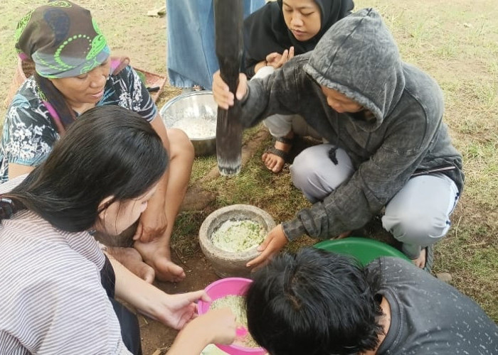 Mahasiswa KKN-T UNIB dan Warga Desa Tanjung Genting Kembangkan UMKM Masker Wajah Alami