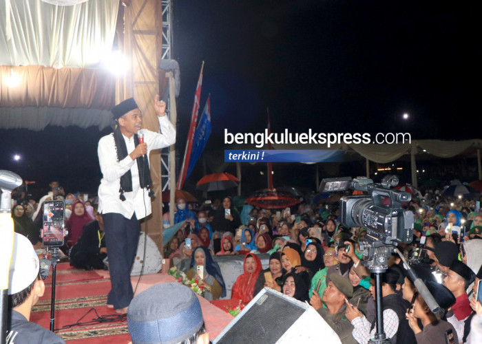 Ustadz Abdul Somad menyampaikan tausiah didepan ribuan jemaah tabligh akbar di Lapangan Dwi Tunggal Kota Curup, Sabtu (21/10/2023). Foto Ary Apriko Bengkulu Ekspress