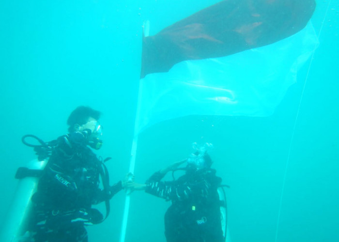 Lanal Bengkulu Kibarkan Bendera Bawah Laut di Pulau Tikus