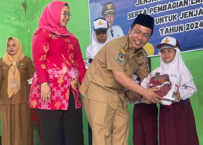 Bupati Sapuan Pastikan Seragam Sekolah Gratis Tanpa Biaya: Laporkan Jika Ada Pungutan!