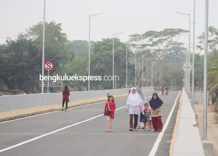 Warga berjalan kaki melintasi  jembatan elevated Danau Dendam Tak Sudah (DDTS) Kota Bengkulu usai diresmikan oleh Gubernur Bengkulu Rohidin Mersyah, Rabu (20/12/2023). Foto Rio Susanto Bengkulu Ekspress