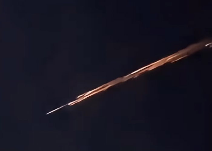 Heboh Cahaya Merah Melintas di Langit Sumatera, Diduga Fenomena Langit 2026