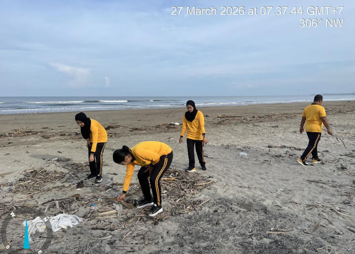 Dukung Program Gerakan ASRI, Personel Polda Bengkulu Bersihkan Pantai Kualo
